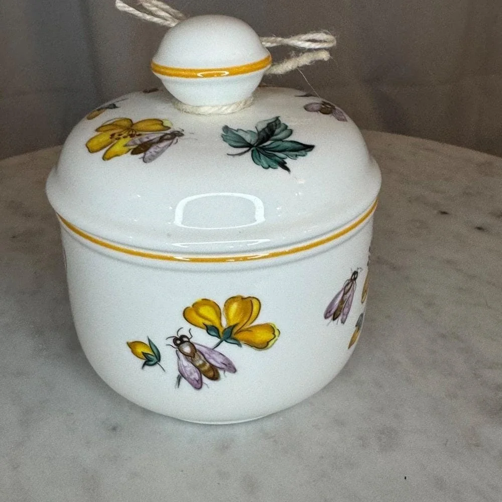 Vintage Style Bee and Floral Ceramic Jar‎ Hand Poured Lavender Botanical Candle